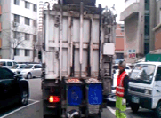 음식물 쓰레기 수거 사진 1 : 음식물 쓰레기 통을 수거 차량에 장착하는 사진