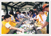 빈용기(공병) 분류작업 모습